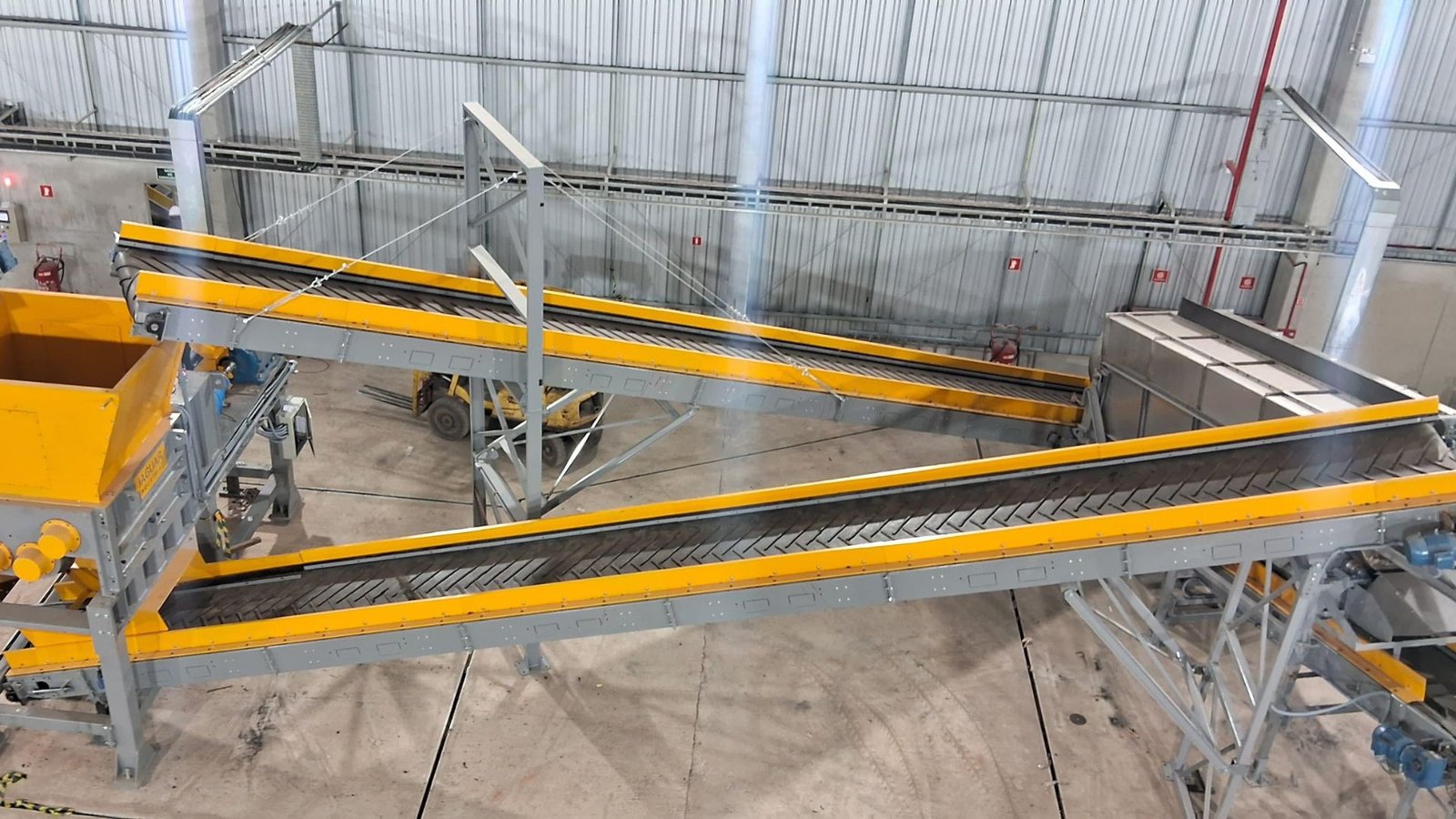 Transportador de correia em linha de sucata ferrosa